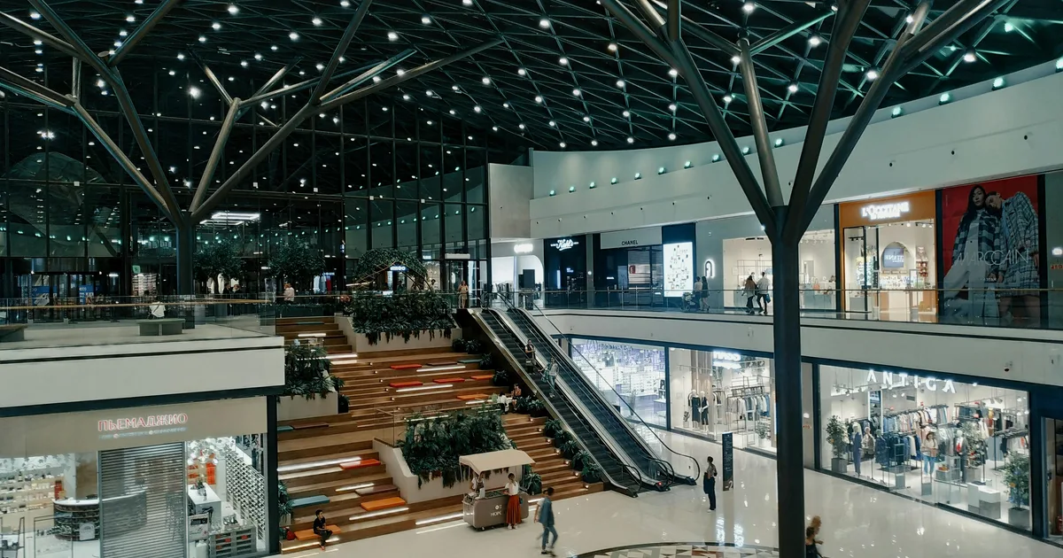 Zona de ocio en un centro comercial preparada para combinar cine, comida y compras.